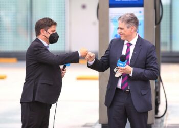 AVELLANEDA: Kicillof participó del lanzamiento de un programa de beneficios de YPF para la comunidad educativa