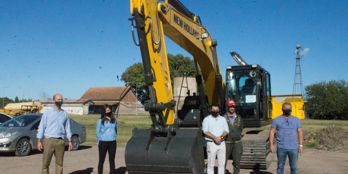 El municipio recibió una retroexcavadora adquirida para el proyecto de Gestión Integral de Residuos Sólidos Urbanos