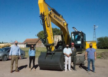 El municipio recibió una retroexcavadora adquirida para el proyecto de Gestión Integral de Residuos Sólidos Urbanos