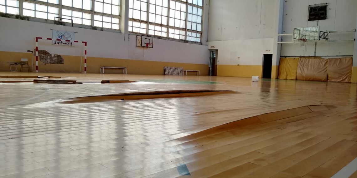 El piso del Gimnasio Municipal se encuentra en muy mal estado