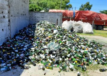 Fue entregado un cargamento de 2400 kilos de vidrio recuperado