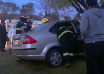 Chocaron dos vehículos, uno subió a la vereda y terminó su marcha contra un poste de cemento (fotos y video de CELTTV Noticias)