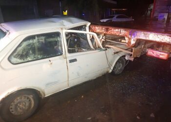 Un Fiat 147 chocó contra un camión estacionado (fotos y video CELTTV Noticias)