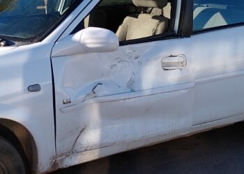 Un hombre resultó herido tras el choque entre un auto y una moto