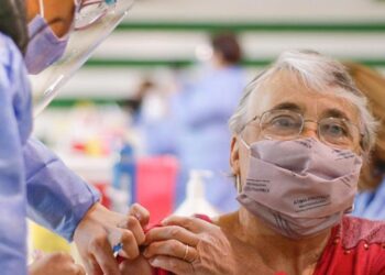 Kicillof anunció la vacunación libre para mayores de 50 años