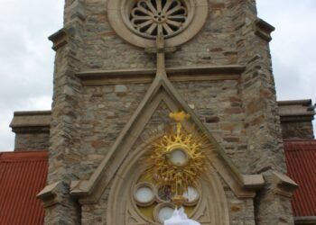 Procesión de Corpus Christi “Ante tanto dolor y angustia, la parte espiritual es fundamental” (fotos, videos y nota de CELTTV Noticias)