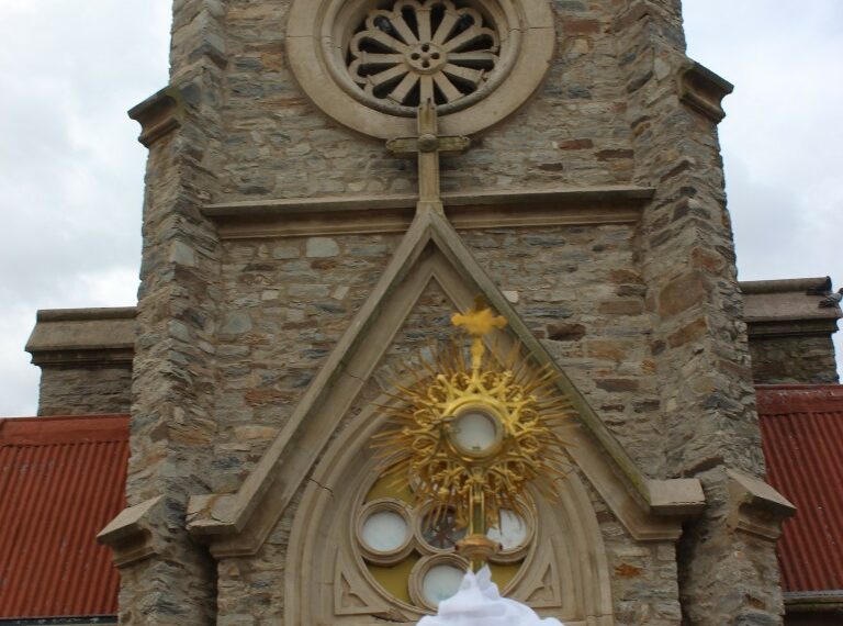 Procesión de Corpus Christi “Ante tanto dolor y angustia, la parte espiritual es fundamental” (fotos, videos y nota de CELTTV Noticias)