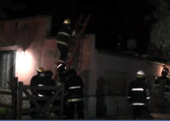 Hubo un principio de incendio en una vivienda en Villa Santa Bárbara (Video de CELTTV Noticias)