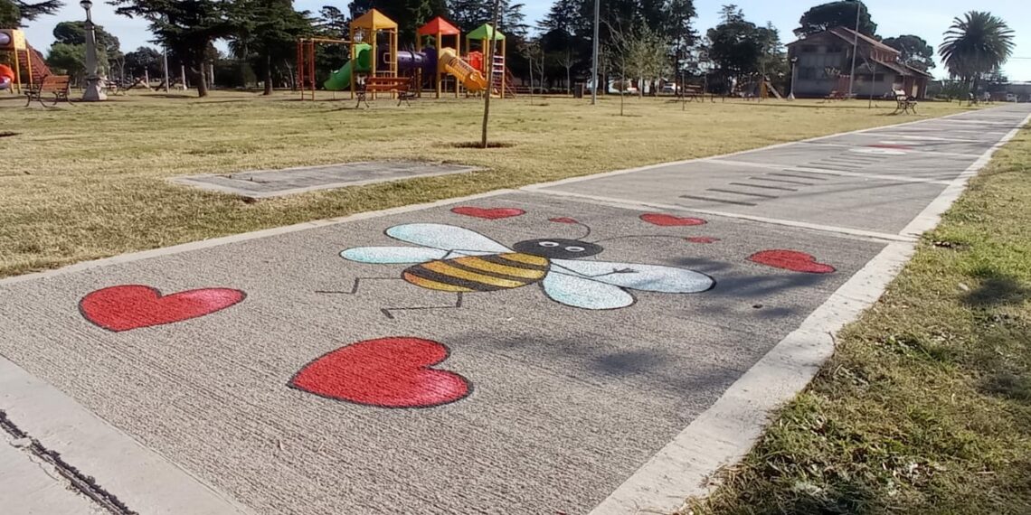 La plaza ‘Ernesto Tornquist’ ya cuenta con su vereda interactiva