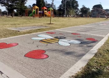 La plaza ‘Ernesto Tornquist’ ya cuenta con su vereda interactiva