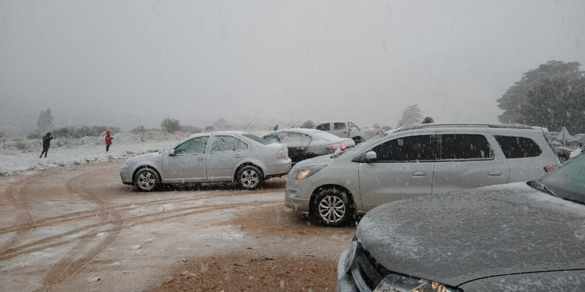 La gente disfruta de la nieve en las sierras