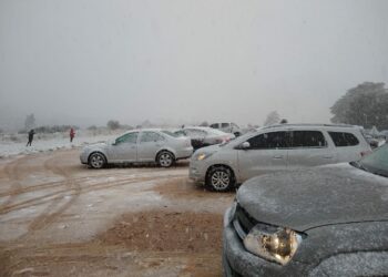 La gente disfruta de la nieve en las sierras