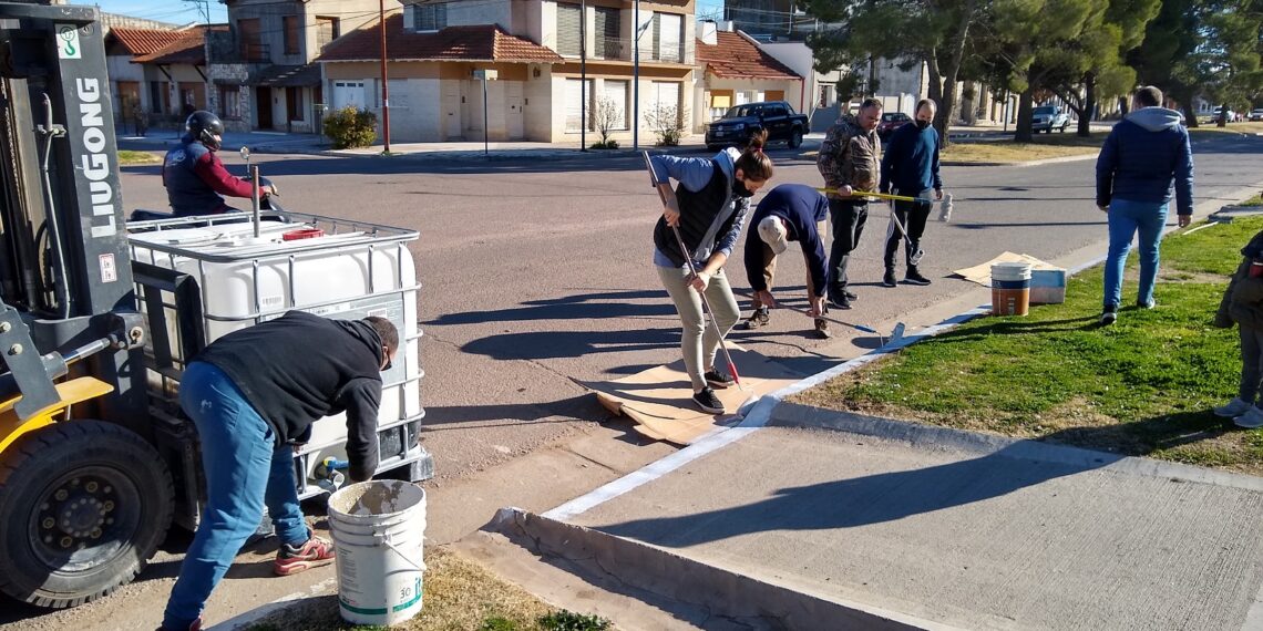 La Cámara de Comercio de Tornquist junto a vecinos comenzaron a pintar el cordón perimetral de la plaza