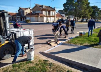 La Cámara de Comercio de Tornquist junto a vecinos comenzaron a pintar el cordón perimetral de la plaza