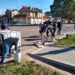 La Cámara de Comercio de Tornquist junto a vecinos comenzaron a pintar el cordón perimetral de la plaza