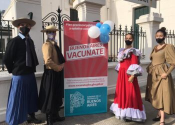 Escuela Folklórica Municipal: Día de la Independencia y homenaje al personal de salud