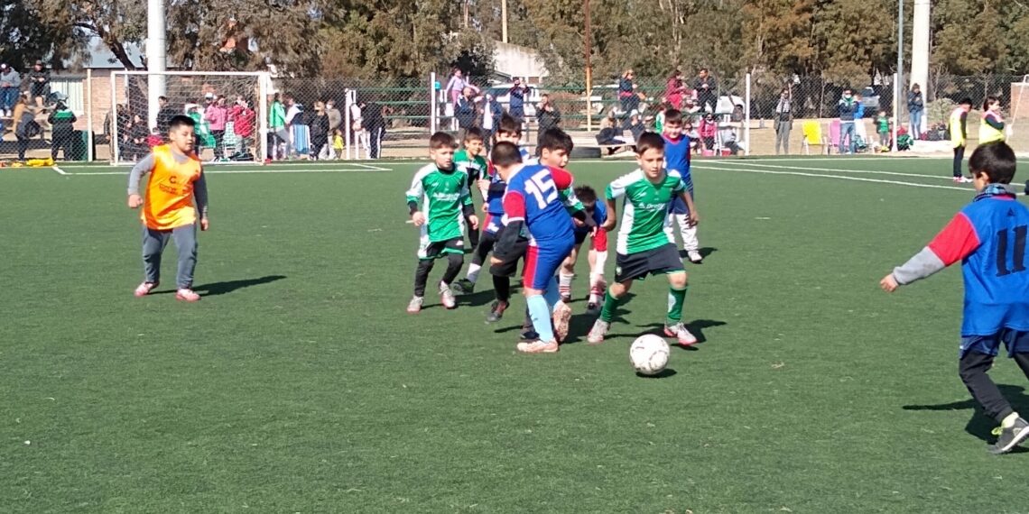 Club Unión: Los chicos disfrutan a pleno el encuentro de escuelitas de fútbol