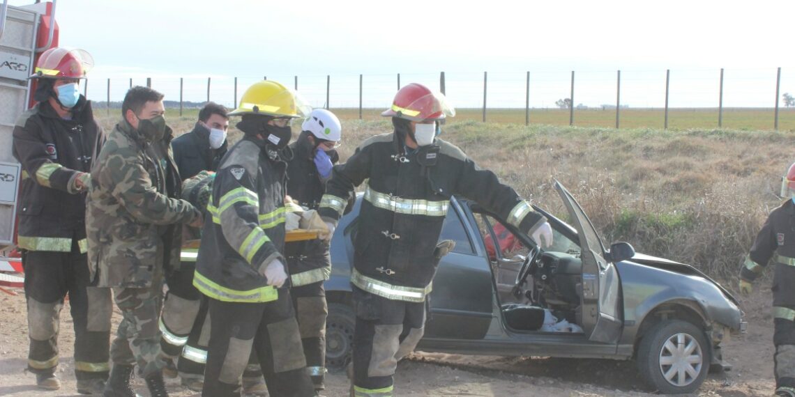 Accidente en camino vecinal: Un vehículo impactó contra una alcantarilla