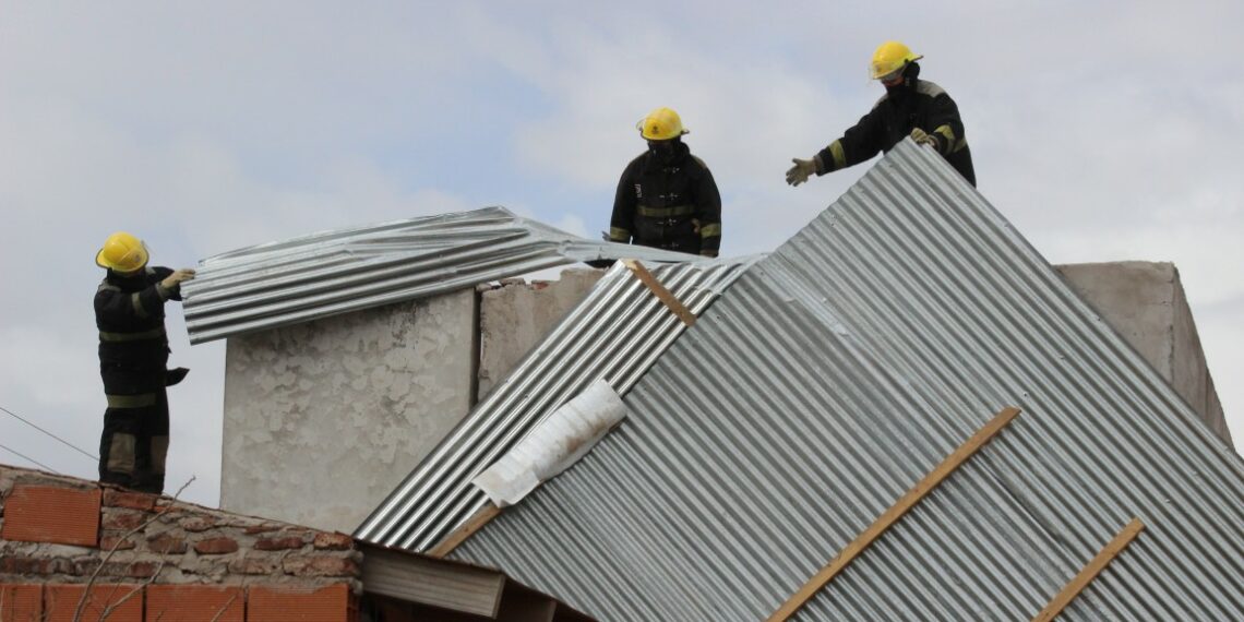 Los Bomberos fueron convocados por un incendio en el basurero y la voladura de un techo de una vivienda (videos)