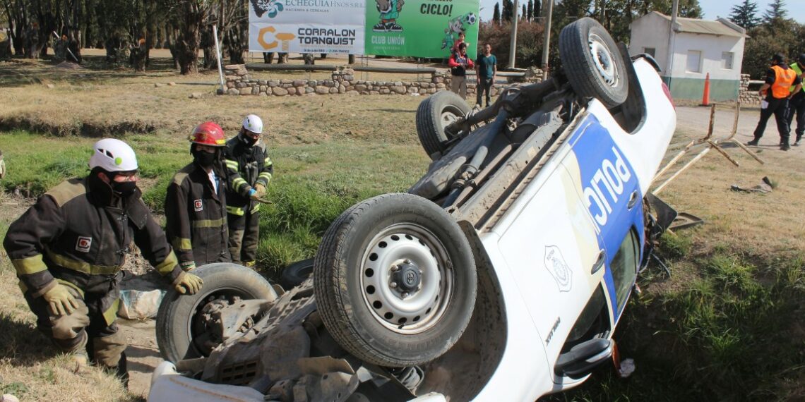 Volcó un móvil policial en el acceso a la cancha de Unión