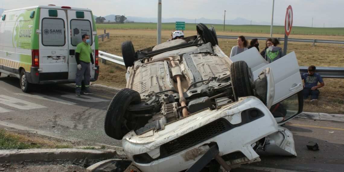 Un camión colisionó con un vehículo en el cruce de la 33 y 76