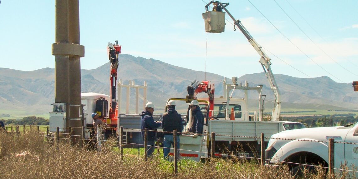 Importante tarea del personal de la CELT para reestablecer el servicio eléctrico en la zona rural y urbana