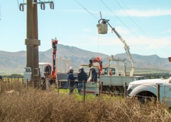 Importante tarea del personal de la CELT para reestablecer el servicio eléctrico en la zona rural y urbana
