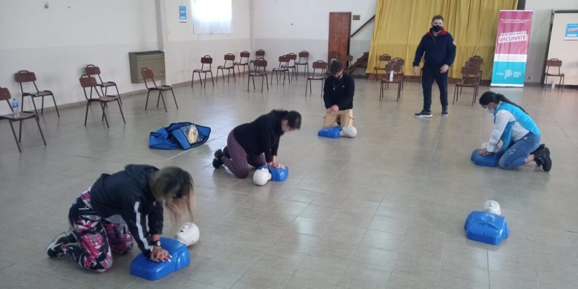 Capacitación sobre RCP y primeros auxilios a personal de la Posta de Vacunación