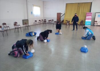 Capacitación sobre RCP y primeros auxilios a personal de la Posta de Vacunación