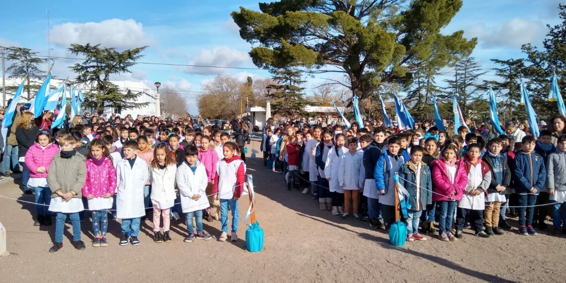 Alumnos de 4° grado de todo el distrito hicieron la “Promesa a la Bandera” (Videos)