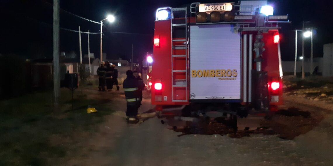 Principio de incendio en el patio de una vivienda (Video)