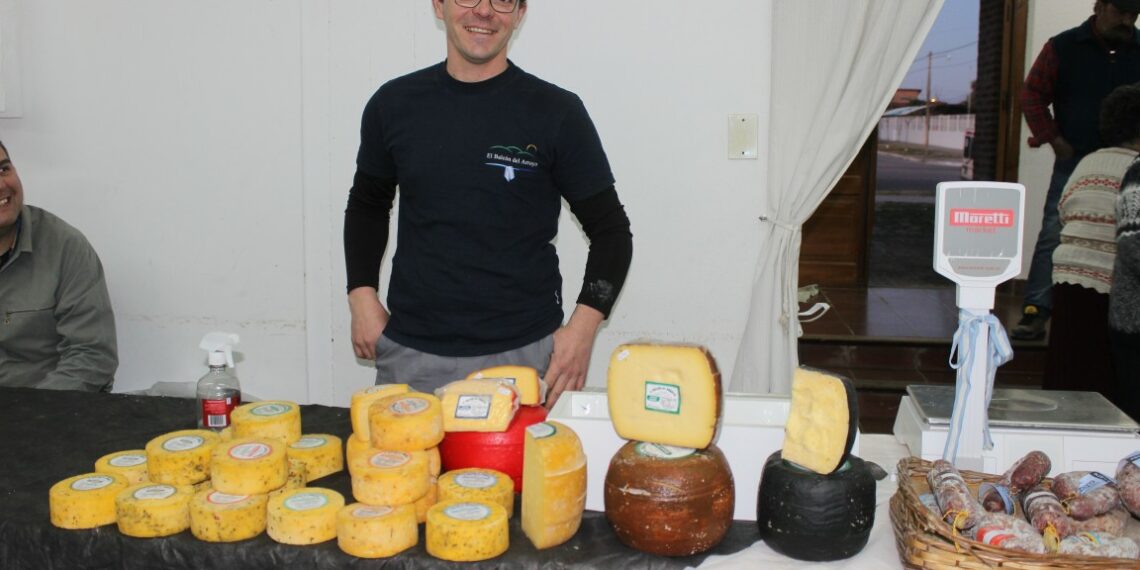 Se realiza en el Salón Parroquial la feria de artesanos y productores locales