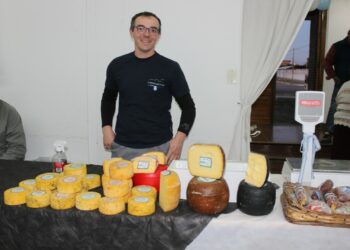 Se realiza en el Salón Parroquial la feria de artesanos y productores locales