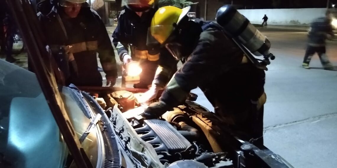 Principio de incendio en un auto