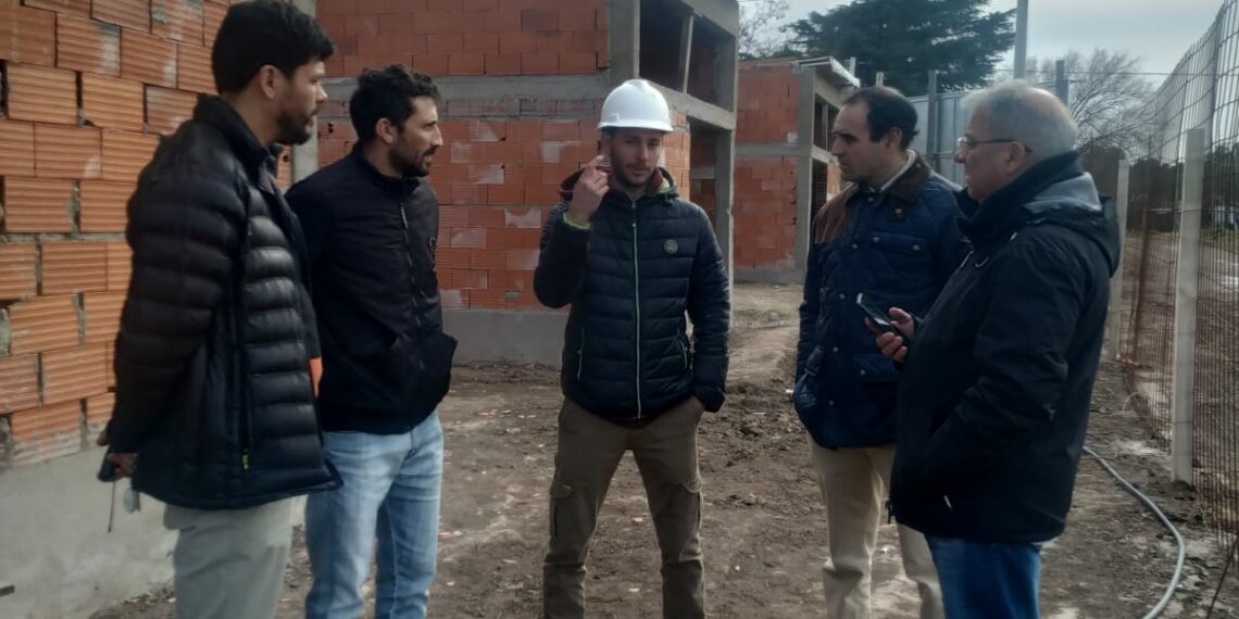 Bordoni recorrió el avance de obra de las viviendas de Saldungaray