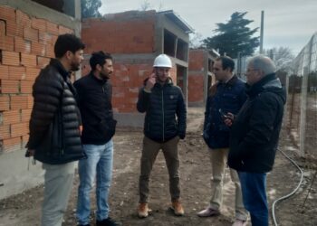 Bordoni recorrió el avance de obra de las viviendas de Saldungaray