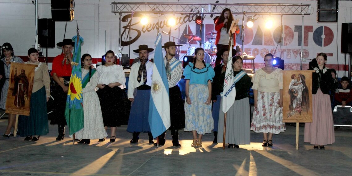 La Escuela Folklòrica festejó el 34º aniversario reuniendo una multitud en el gimnasio de Automoto