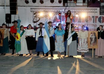 La Escuela Folklòrica festejó el 34º aniversario reuniendo una multitud en el gimnasio de Automoto