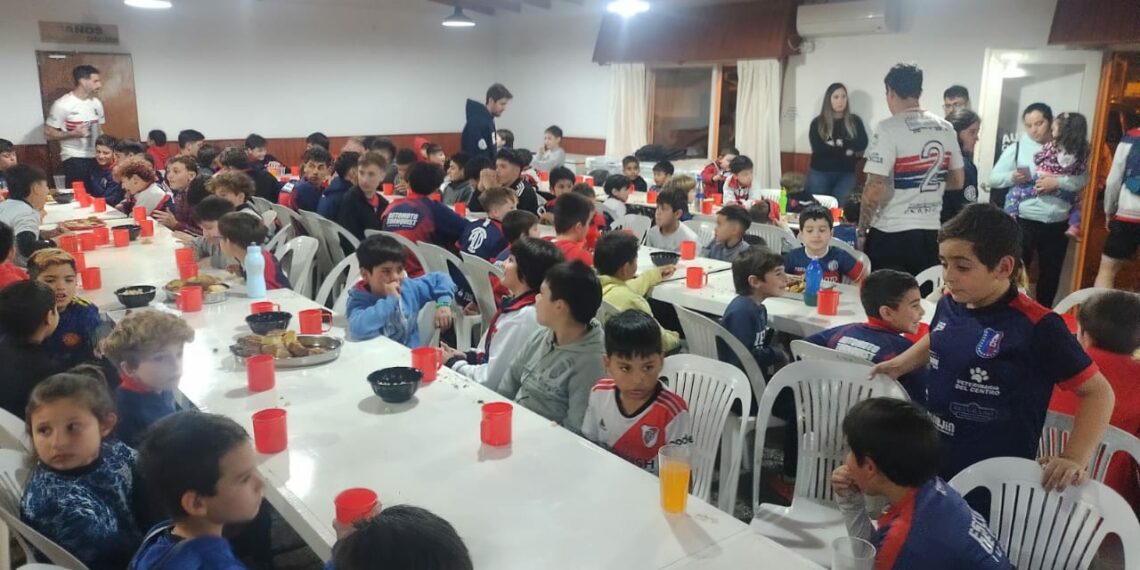 El fútbol de Automoto festejó el Día de la Niñez