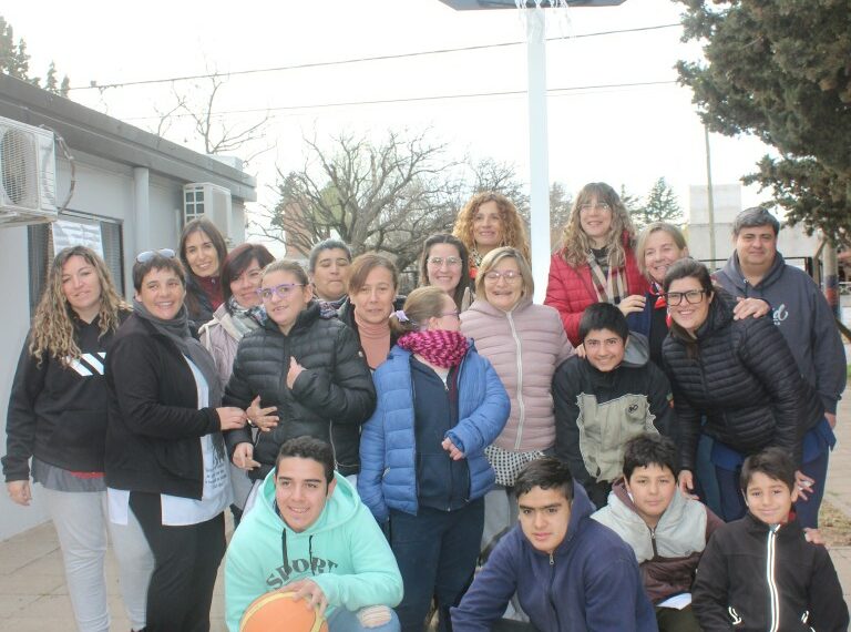 La CELT. entregó un aro de basquetbol móvil a la Escuela de Educación Especial Nº501 (fotos y video)