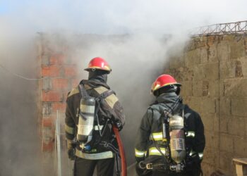 Los bomberos fueron convocados este domingo por un incendio de estructura (video, fotos y nota)
