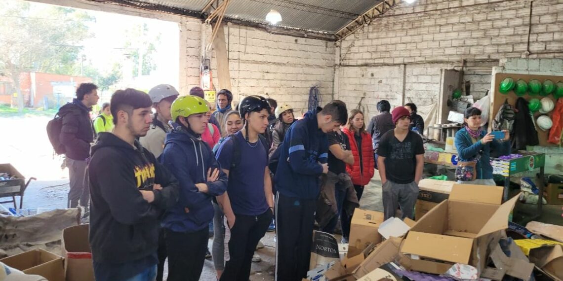 La planta de reciclado 3R recibió la visita de escuelas secundarias del distrito