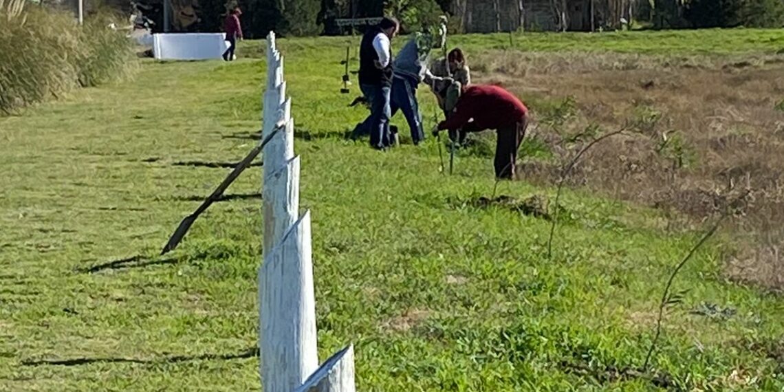 Navarro -John Deere y el Municipio firmaron un convenio para la forestación de espacios públicos