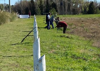 Navarro -John Deere y el Municipio firmaron un convenio para la forestación de espacios públicos