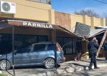 Sierra de la Ventana: Un automóvil chocó contra el frente de un restaurante