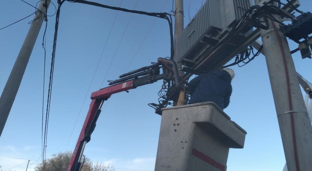 Personal de la CELT reemplazó un transformador de 200 Kva por uno de 315 Kva
