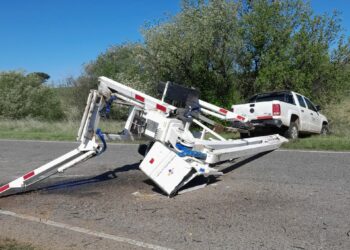 Vuelca una grúa municipal en la ruta 76