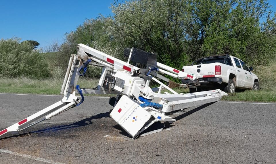 Vuelca una grúa municipal en la ruta 76