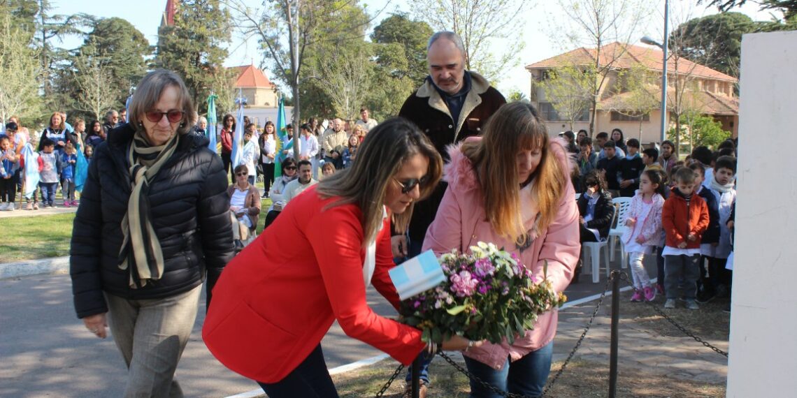 Con un emotivo acto fue conmemorado el Día del Maestro (fotos y videos de CELTTV  Noticias)