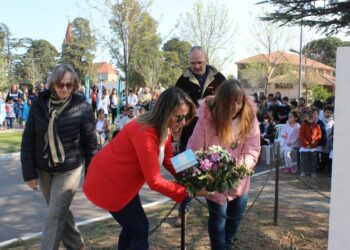 Con un emotivo acto fue conmemorado el Día del Maestro (fotos y videos de CELTTV  Noticias)